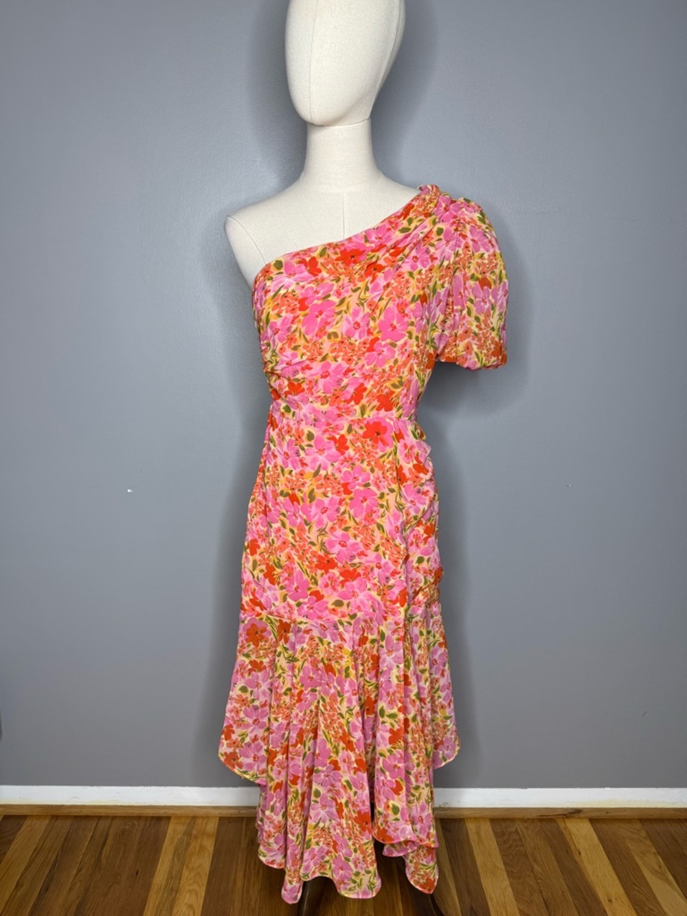 ASTR The Label One Shoulder Santorini Dress in Pink Multi Floral. - Picture 3 of 8